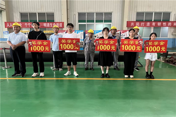 济南天盟热喷涂公司是一家关注员工和学生福利企业，不仅致力于技术的传承，更关注着学生的成长和发展。在公司董事长的关怀下，不仅提供了1000元的企业学生援助，还为学生们提供了温暖的帮助和支持。  济南天盟董事长薛云领上台致辞，考上大学是人生关键转折点，也是一个新的起点。集团公司非常关心职工子弟的健康成长，多年来一直用爱心助学的方式，帮助集团内员工的子女顺利完成学业，为社会培育人才，为职工解决后顾之忧。在公司董事长的致辞中，他强调了企业的社会责任和对员工和学生的关爱。他表示，企业不仅要在技术和产业上不断创新，更要关注员工和学生的成长。因此，公司决定设立了1000元的企业学生援助，帮助学生顺利完成学业。这一举措得到了员工和学生的一致好评，也展现了济南天盟热喷涂公司作为一家关爱型企业的形象。   爱心企业助学-济南天盟.jpg  同时一位优秀的学生代表分享了自己的成长故事。他表示，在济南天盟热喷涂公司的关怀下，他得到了不仅是物质上的帮助，更是精神上的支持。他感谢公司为他提供的学习机会和成长平台，让他能够更好地发展自己的技能和能力。表示自己将努力学习，将来也会回报社会，传承企业的关爱精神。  爱心企业助学-济南天盟..jpg  济南天盟热喷涂公司作为一家关爱学生的企业，不仅在技术和产业上有着卓越的表现，更在关爱员工和学生方面树立了良好的榜样。他们的举措不仅体现了企业的社会责任，更展现了企业的人文关怀。通过这样的举措，济南天盟热喷涂公司为更多的企业树立了良好的榜样，也为学生提供了更多的成长机会。  在未来，希望更多的企业能够关注员工和学生的成长，传承企业的关爱精神，为社会的发展贡献自己的力量。让看片你懂的共同努力，让关爱之心在企业和社会中传递，让更多的学生能够得到帮助和支持，共同创造美好的未来。   爱心企业助学-济南天盟.jpg.jpg